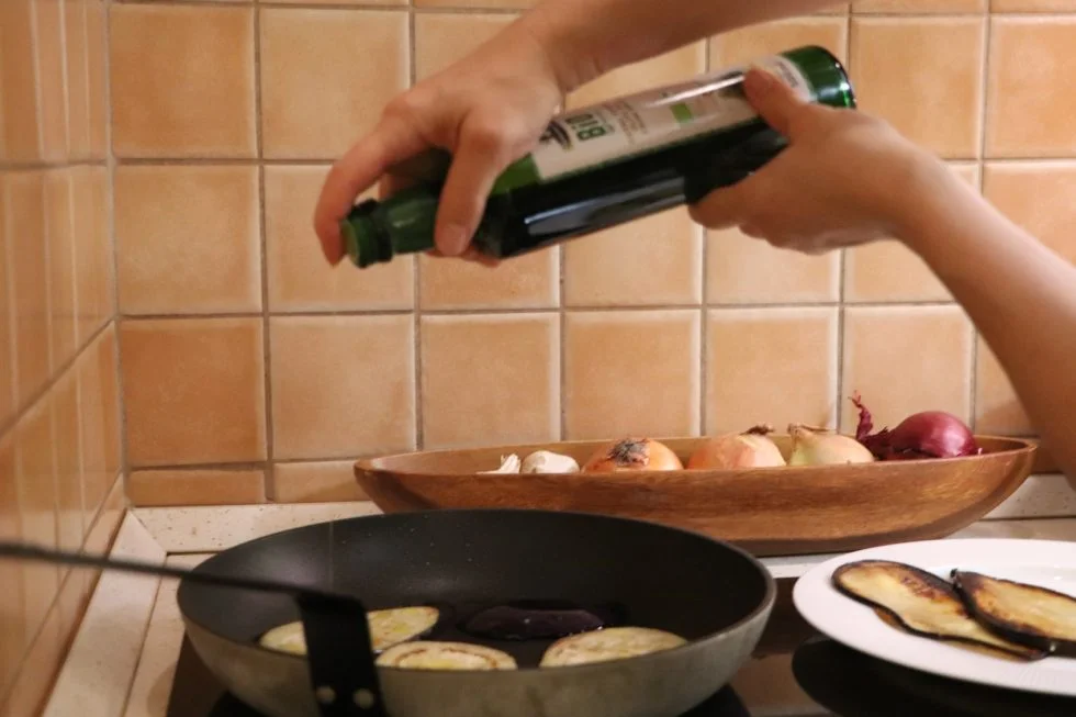 Aubergine in der Pfanne braten mit wenig Öl beträufeln