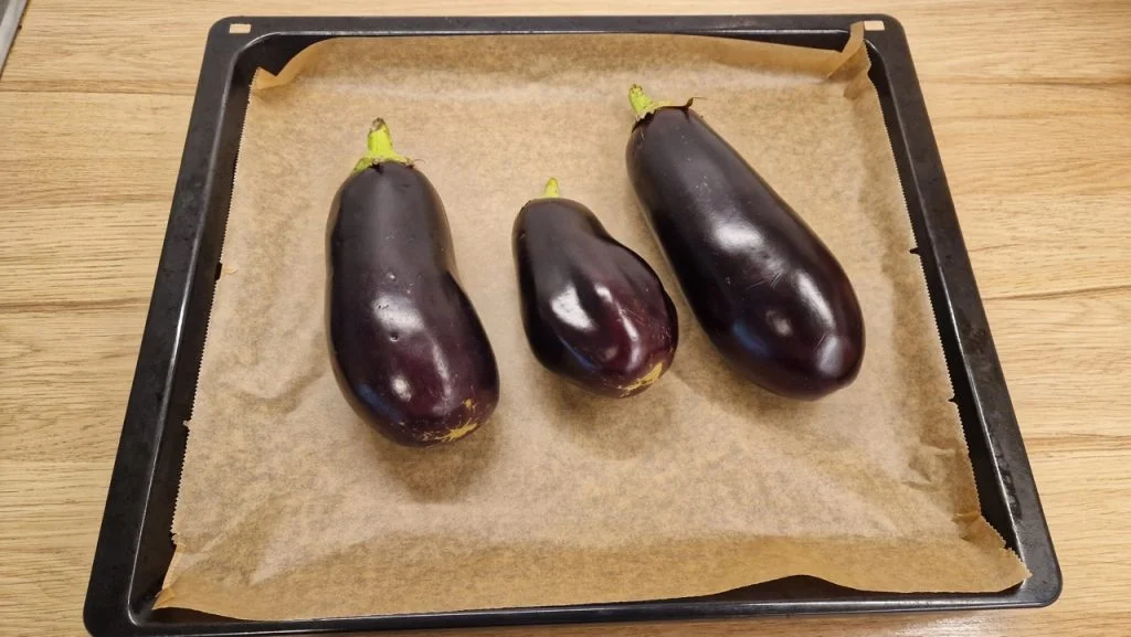 Aubergine Vorbereitung für backen im Ofen