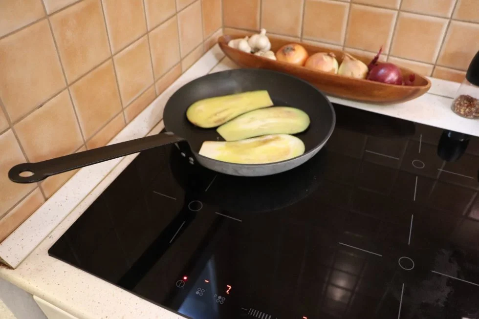 Gegrillte Aubergine, braten in der Pfanne