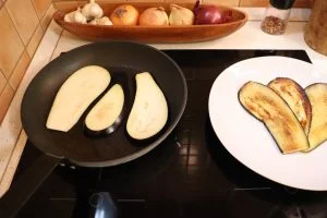 Gegrillte Aubergine braten