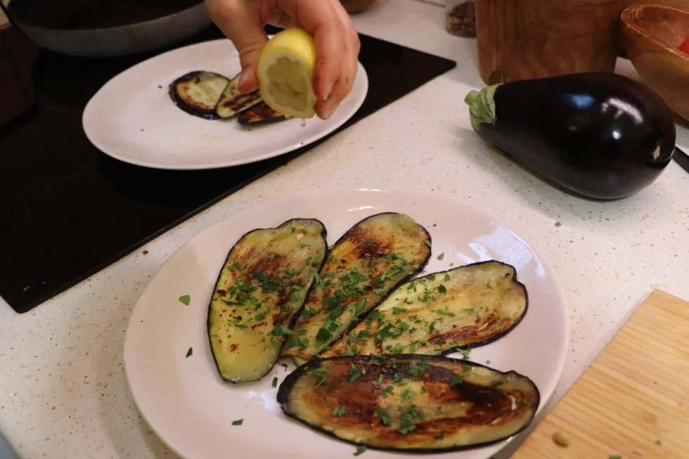 Gegrillte Aubergine Rezept, mit Zitronensaft tropfen