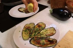 Gegrillte Aubergine Rezept, mit Zitronensaft tropfen