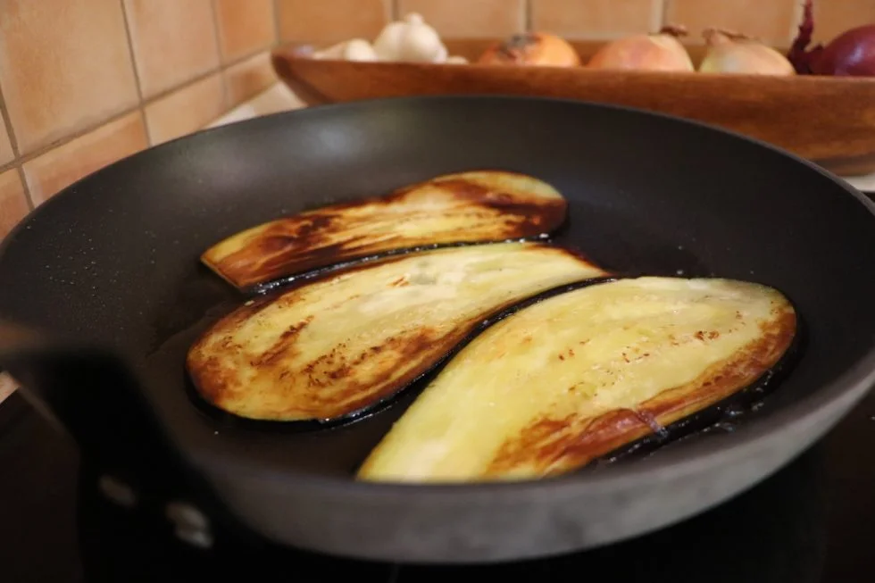 Pfannen Auberginen, gebratene Auberginen sind fertig